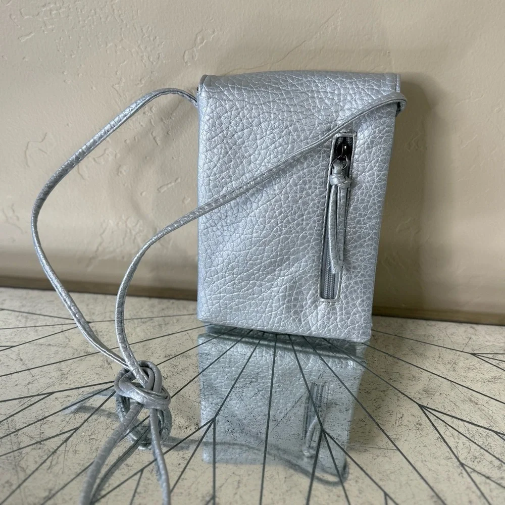 Silver iPhone/Samsung Travel Crossbody Silver Metallic Bag NWOT